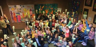 Der stellvertretende Bürgermeister Andreas Seidler inmitten der Lindenschüler. Foto: Lindenschule