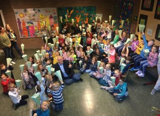 Der stellvertretende Bürgermeister Andreas Seidler inmitten der Lindenschüler. Foto: Lindenschule