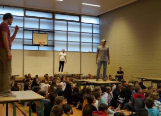 160 Schülerinnen und Schüler als Zuschauer mitten im Konflikt - über ihre Köpfe hinweg liefern sich sechs Schauspieler wilde Wortgefechte, da wird geschrien, getobt und verletzt. Foto: Gymnasium