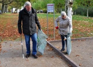 Aufräumaktion 2018: Die Vorstandsmitglieder Anita Schäfer und Hans-Werner Lange bei der Aufräumaktion der "Aulen Mettmanner" an der neuen Boule-Anlage im Stadtwald. Foto: Aule Mettmanner