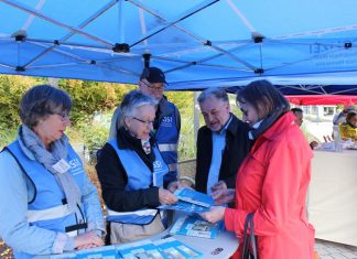 Christa Schultz und Bürgermeister Thomas Dinkelmann erhalten am Stand des Aktionsbündnisses Senioren-Sicherheit Informationen von Petra Decker, Brigitte Sappelt und Rolf Henningsen. Foto: Kreisstadt Mettmann