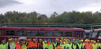 60 Lhoist- Auszubildende begaben sich jetzt auf „Dienstreise“ vom Werk Flandersbach ins Lhoist-Werk Hönnetal. Erste Reihe rechts: Dr. Kirsten Fischer, Leiterin der Aus- und Fortbildung. Foto: Lhoist Germany