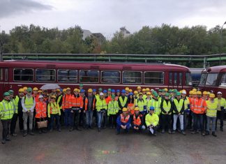 60 Lhoist- Auszubildende begaben sich jetzt auf „Dienstreise“ vom Werk Flandersbach ins Lhoist-Werk Hönnetal. Erste Reihe rechts: Dr. Kirsten Fischer, Leiterin der Aus- und Fortbildung. Foto: Lhoist Germany