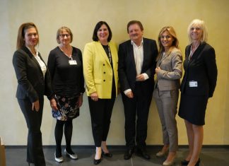 Jessica Llerandi Pulido (Kaufmännische Leitung im EVK Mettmann), Patientenfürsprecherin Christa Schultz, Prof. Dr. Claudia Schmidtke, Bernd Huckels (Geschäftsführer EVK Mettmann), Michaela Noll (MdB) und Dorothea Sandhäger (Pflegedirektorin im EVK Mettmann). Foto: EVK