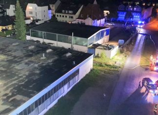 In einem Betrieb an der Mettmanner Straße ist laut Polizeierkenntnissen vorsätzlich Feuer gelegt worden. Foto: Feuerwehr Velbert