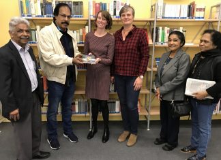 Edward Nazareth überreicht Bibliotheksleiterin Imke Lucka (l.) und ihrer Stellvertreterin Ursula Leifeld seinen Erzählband. Nazareths Ehefrau Bredeena Nazareth (r.) und seine Mettmanner Freunde Mathew Joseph und seine Frau Saramma Joseph, begleiteten ihn in die Stadtbibliothek. Foto: Kreisstadt Mettmann