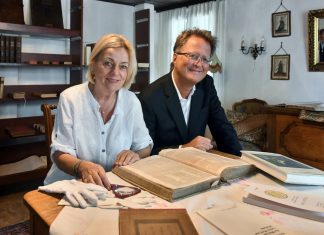 Isolde Marx und Bert Gruber werfen einen Blick in die größten Bücher-Schätze des Vereins: der Dante-Sammlung. Foto: Mathias Kehren