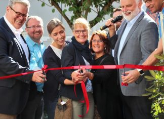 Das rote Band durchschnitten am Samstag die Vertreter der Christus Gemeinde Velbert und der Stiftung Leuchtturm in der Bahnhofstraße 45. Der leitenden Pastor der Christus Gemeinde, Frank Uphoff (rechts mit Mikro) und der Vorsitzende der Stiftung, Sven Both (links) dankten den ehrenamtlichen Mitarbeiter und Spendern, die dieses Projekt möglich gemacht haben. Foto: privat