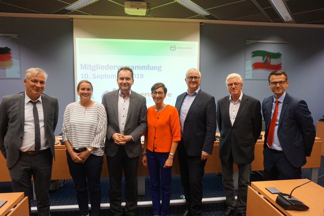 Lebenshilfe Kreis Mettmann Der alte und neue Vorstand und die Geschäftsführung. v.li.n.r. Uli Gaßmann, pädagogischer Geschäftsführer, Barbara Scheenaard, Wolfgang Dyck, Nicole Reinhold-Dünchheim, 1. Vorsitzende, Stephan Brune, stellv. Vorsitzender, Johannes Dirks, Marius Bartos, kaufm. Geschäftsführer. Nicht auf dem Bild: Elke Klingbeil. Foto: Lebenshilfe