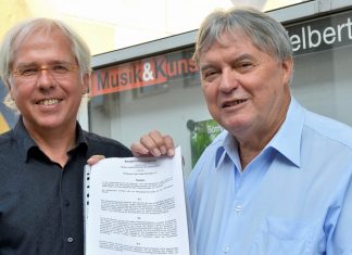 Musikschulleiter Frank Eerenstein und CHorleiter Manfred Hagling mit der jüngst erstellten Kooperationsvereinbarung. Foto: privat