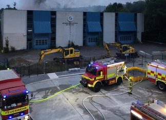 Auf 1.300 Quadratmetern brannte eine Lagerhalle in Ratingen-Hösel. Foto: Feuerwehr