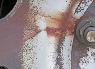 An der Felge des Kleintransporters sind Risse erkennbar. Foto: Polizei