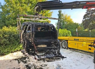 Von dem Hybrid-Auto blieb nicht mehr als dieses Wrack übrig. Foto: Feuerwehr