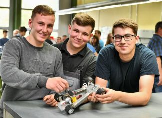 Schüler Leo Kwiecien hat mit Unterstützung der Azubis Marcel Dippel (Stero) und Mike Michel (EVB) ein Modellauto selbst hergestellt. Foto: Mathias Kehren