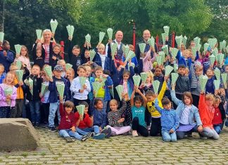 Die Erstklässler der Grundschule Birth haben sich über die bunten Schultüten gereut. Foto: Helios