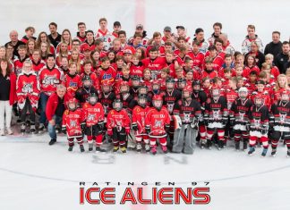 Stolze Truppe: Der Gesamtnachwuchs der Ratinger Ice Aliens. Foto: Ronny Rehbein