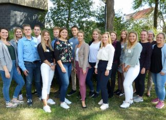 Foto: v.l.n.r. Armina Krupalija und Jennifer Deja (Ausbildung); Philipp Bracht, Yusuf-Islam Karakus, Lara Beninga, Oliver Wenzler, Leonie Schulz, Tom Bremkamp und Claudia Lück-Rüth (Ausbildungsleitung); Melissa Keuntje, Cara Jäger, Swetlana Krieger, Janina Cammann, Tina Knittel, Wiebke Haßelmann; Monika Gehrke und Christina Eisele (Ausbildung)