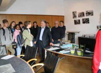 Zum Abschluss ihres Besuchs im Rathaus schauten sich die Schülerinnen und Schüler mit Lehrer Christoph Zacharias im Büro des Bürgermeisters um. Foto: Kreisstadt Mettmann
