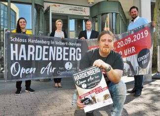 Özlem Tekgül (AER), Daniela Hantich (VMG), Matthias Stephany (Sparkasse HRV), Mike Klatt (vorn, "QuerfeldBeat") und Olaf Knauer (VMG) haben das Programm für "Hardenberg Open Air" vorgestellt. Foto: Mathias Kehren