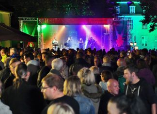 Beim Open-Air-Konzert am Schloss Hardenberg feierten die Besucher dicht gedrängt im Innenhof der Vorburg. Foto: Mathias Kehren