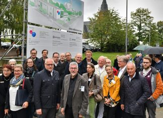 Auf dem Platz neben der Christuskirche an der Kurzen Straße in Velbert entsteht das neue Hospiz- und Palliativzentrum. Mitglieder des Hospizvereins, Förderer und Ehrengäste freuen sich auf die Verwirklichung des Projekts, für das drei Jahre lang Spenden gesammelt wurden. Foto: Mathias Kehren