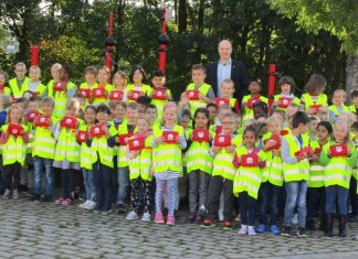 Die BGN hat die ersten Klassen der Grundschule Birth mit Warnwesten ausgestattet. Foto: BGN