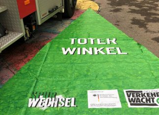 Für die Schüler anschaulich: Der "tote Winkel" liegt hier direkt auf der Straße. Foto: Schule