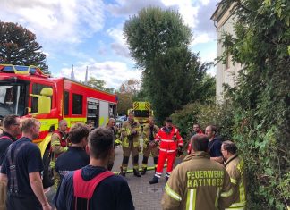 Die Feuerwehrleute bei der Besprechung nach dem Übungseinsatz. Foto: Feuerwehr