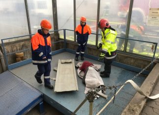 Die jungen Brandschützer mussten "Verletzte" bergen und aus dem brennenden Gebäude retten. Foto: Feuerwehr