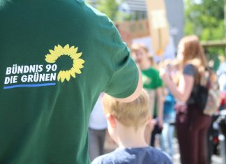 Ein T-Shirt mit dem Aufdruck "Bündnis 90/Die Grünen". Foto: André Volkmann