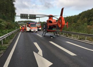 Der Schwerverletzte wurde mit dem Rettungshubschrauber in eine Klinik nach Duisburg geflogen. Foto: Feuerwehr