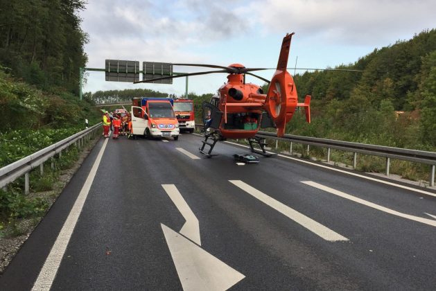 Der Schwerverletzte wurde mit dem Rettungshubschrauber in eine Klinik nach Duisburg geflogen. Foto: Feuerwehr