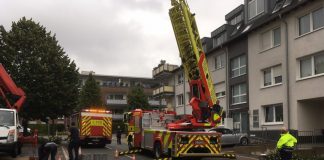 Über eien Drehleiter der Feuerwehr gelangte der Arbeiter zurück auf den Boden. Foto: Feuerwehr