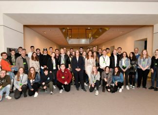 45 Schülerinnen und Schüler des Ratinger Berufskollegs waren zu Gast im Bundestag. Foto: Bundestag/Inga Haar