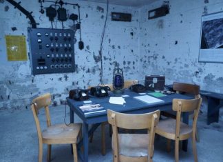 Der Schaltraum im Leitbunker mit originalgetreu rekonstruierter Schalttafel und historischen Kommunikationsgeräten wurde beim Denkmaltag gezeigt. Foto: privat