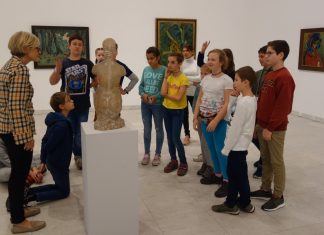 Die Ratinger Kulturrucksack-Gruppe erkundete das Museum Abteiberg mit einer Führung durch die Postmoderne. Foto: Stadt Ratingen