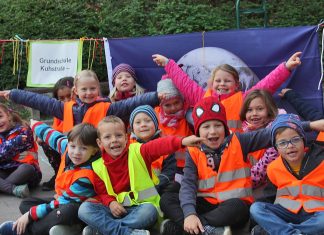 Unter dem Motto „Wir ziehen alle an einem Strang für den Umweltschutz“ haben die Schülerinnen und Schüler der Grundschule Kuhstraße ein gemeinsames Band geknüpft. Foto: privat
