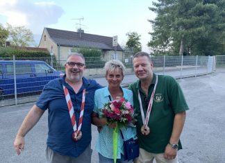 Traditionskönig Frank Meier mit dem neuen Königspaar, Bettina Bergmann und Markus Thiel. Foto: Hubertus-Kompanie