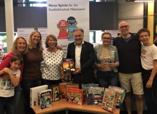 Bürgermeister Thomas Dinkelmann inmitten spielbegeisterter Bibliothekarinnen und Freundeskreis-Mitgliedern. Foto: Stadtbibliothek