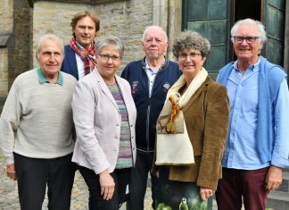 Karl-Heinz Schemken (Schirmherr der Operngala), Clemens Bender (ASV), Claudia Freund (NTV), Karl-Heinz Nacke, Andrea Kupatz (Kirchengemeinde Dalbecksbaum) und Hans-Günther Ostholt (Männerchorgemeinschaft Velbert) bei der Spendenübergabe zur Operngala 2018. Foto: Mathias Kehren