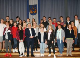 Bürgermeister Thomas Dinkelmann mit den polnischen Schülern im Ratssaal. Foto: Kreisstadt Mettmann