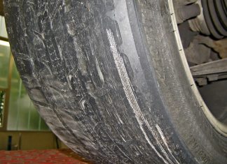 Ein Reifen des Polos war bis zur Karkasse abgefahren. Foto: Polizei