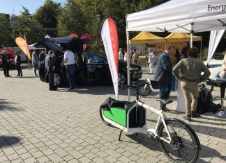 Ein Tesla Model X mit Flügeltüren sorgte auf der Roadshow für große Aufmerksamkeit. Foto: Kreisstadt Mettmann