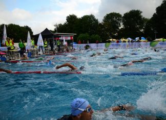 Im und um das Ratinger Angerbad kämpften 1.400 Triathleten um Erfolge. Foto: Ingo Kutsche/ Stadtwerke Ratingen Triathlon
