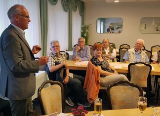 Landtagsabgeordneter Martin Sträßer im Gespräch mit Besuchern des Stammtischs der Senioren-Union Velbert. Foto: Büro Sträßer