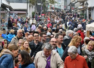 Trödelveranstaltungen locken immer viele Besucher in die Nevigeser City. Archivfoto: Mathias Kehren