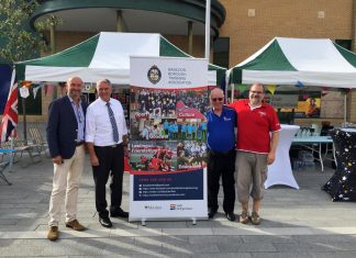 Teilnehmer der Delegation aus Heiligenhaus vor dem Stand beim Stadtfest in Basildon. Foto: Stadt Heiligenhaus