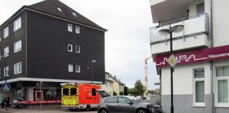 Mit ihrem Golf kollidierte die Seniorin am Isarweg mit einer Hauswand. Foto: Polizei