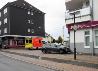 Mit ihrem Golf kollidierte die Seniorin am Isarweg mit einer Hauswand. Foto: Polizei