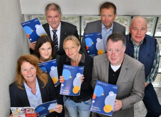 Beate Buchborn, Anna Herrmann, Michael Beck, Susanne Wege, Andreas Sauerwein, Rüdiger Henseling und Klaus Schmitz haben das VHS-Kursangebot im Herbstsemester vorgestellt. Foto: Mathias Kehren